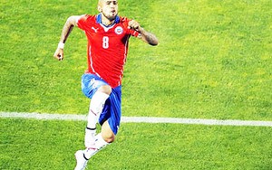 80 triệu bảng chỉ mua được… 1 chân của Vidal