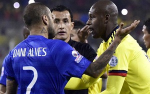 Dani Alves: ‘Tất cả mọi người đang chống lại Brazil’. Neymar: 'Tôi phỉ nhổ vào trọng tài'