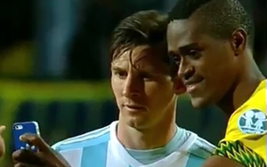 Bị loại sớm, cầu thủ Jamaica vẫn sung sướng vì được chụp selfie với Messi