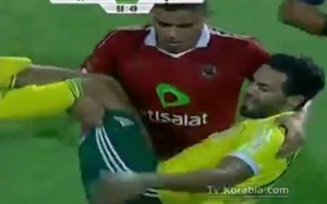 Nằm vạ câu giờ, cầu thủ Ai Cập bị đối thủ bế ra ngoài sân