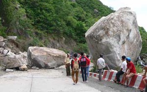 Cơn bão số 1: Tảng đá chục tấn 'treo' trên đầu dân xã An Sơn, Hải Phòng