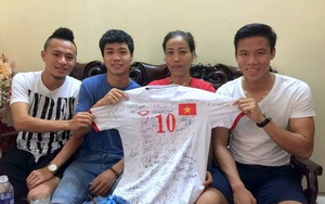 Công Phượng, Ngọc Hải, Huy Toàn tặng áo đấu cho cựu VĐV Vũ Bích Hường