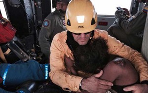 VIDEO: Tìm thấy nhóc tì 8 tháng tuổi còn sống sau tai nạn máy bay ở Colombia