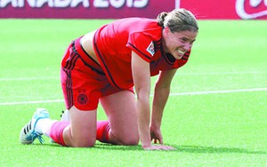 Câu chuyện World Cup nữ 2015: Cỏ của bóng đá nữ cũng khác cỏ của bóng đá nam