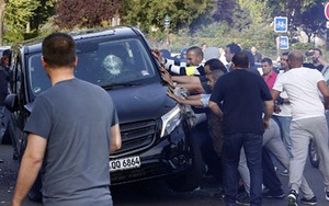 Phẫn nộ với Uber, tài xế taxi Pháp 'choảng' cảnh sát, thiêu cháy hàng loạt xe hơi