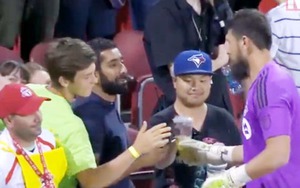 Thủ môn ăn mừng chiến thắng bằng cách... uống bia gây sốt