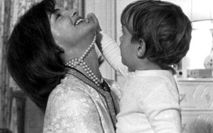 Đấu giá váy bầu và bộ ảnh chưa hề được công bố của Jacqueline Kennedy