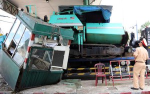 Tai nạn nghiêm trọng: Xe tải húc đổ trạm thu phí