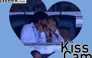 Andrea Pirlo hôn vợ say đắm khi xem bóng đá ở Mỹ
