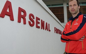 Petr Cech bị fan Chelsea dọa giết vì đầu quân cho Arsenal