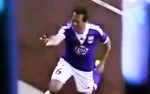 Ghi bàn xong, cầu thủ chạy thẳng tới khán đài để... cầu hôn