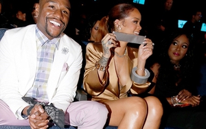 Mayweather bị người đẹp Rihanna bịt miệng tại BET Awards 2015