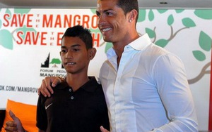 Sống sót sau đại họa sóng thần, cậu bé Indonesia gây ấn tượng mạnh với Cristiano Ronaldo