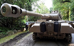 Phát hiện xe tăng 45 tấn, pháo phòng không 'khủng' trong nhà cụ ông 70 tuổi