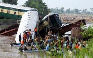 VIDEO: Tàu hỏa rơi xuống kênh đào, gần 120 người thương vong