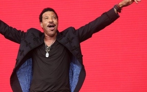 Lionel Richie dẫn đầu BXH âm nhạc Anh sau 23 năm bằng... album cũ