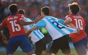 SỐC: Pastore... tự kéo áo mình để kiếm penalty cho Argentina nhưng không thành