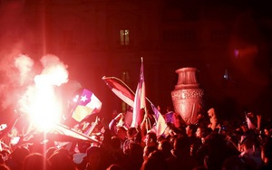 CHÙM ẢNH: Người Chile bắn pháo hoa, đổ ra đường ăn mừng danh hiệu lịch sử