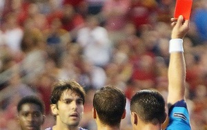 Kaka nhận thẻ đỏ trực tiếp đầu tiên trong sự nghiệp