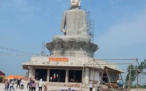 Nhiều người thoát chết khi tượng Phật cao trên 30 mét đổ sập