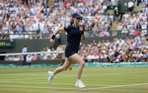 CẬN CẢNH: Cô gái nhặt bóng bật khóc vì Djokovic