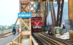 Cầu Long Biên hơn trăm tuổi đang được 'tiếp sức'