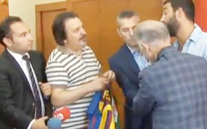 Vì sao Arda Turan từ chối kí lên áo đấu của Lionel Messi?