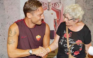 XÚC ĐỘNG bà lão rưng rưng khóc vì được gặp 'Hoàng tử thành Rome' Francesco Totti