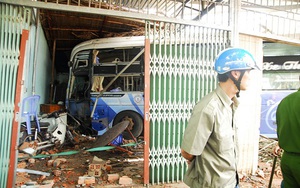 Bình Phước: Xe khách mất lái đâm sập ba ngôi nhà