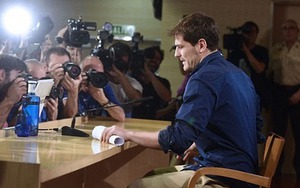 Casillas bật khóc trong cuộc họp báo chia tay Real Madrid