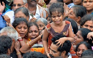 Trượt chân ngã trong hội tôn vinh sông thiêng, 22 người bị giẫm đạp tới chết