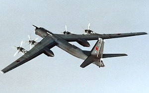 Máy bay ném bom chiến lược Tu-95 của Nga lao đầu xuống đất