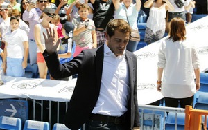 CĐV kêu gọi Perez từ chức trong ngày chia tay Casillas