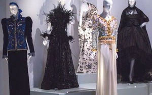 Triển lãm Yves Saint Laurent ở Anh: Vẫn là 'vua' làng thời trang