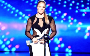 Vượt qua Serena Williams, Nữ hoàng UFC Ronda Rousey giành cú đúp giải thưởng ESPY 2015