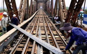 Sửa chữa cầu Long Biên: 'Giấc mơ' cầu đi bộ vẫn còn xa