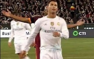 VIDEO: Ronaldo lại phát cáu vì Bale chơi quá cá nhân