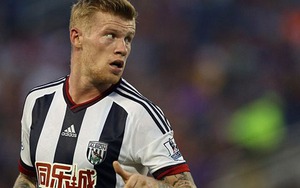 Sao Premier League bị công kích vì quay lưng lại quốc kì Anh trong lễ chào cờ