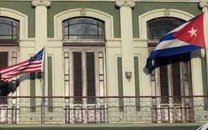Quốc kỳ Cuba tung bay bên ngoài trụ sở Bộ Ngoại giao Mỹ