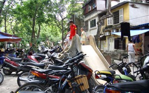 Trẻ em vui chơi hè cùng quán nhậu, bình gas, xe máy...