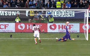 Sao AS Roma đá penalty kiểu Panenka bất thành khi đối mặt Joe Hart