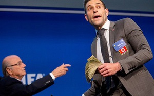 Người ném tiền vào mặt Sepp Blatter có thể bị bắt