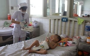 Một bé trai 3 tuổi bị cha dượng đạp vỡ đại tràng