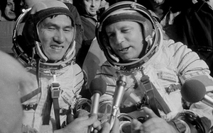 Nhà du hành Phạm Tuân và Gorbatko ôn lại chuyện xưa giữa Hà Nội