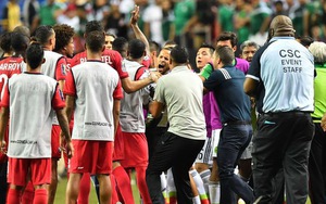 CĐV ném cốc bia, cầu thủ đánh nguội, trọng tài thổi penalty oan ở Bán kết Gold Cup