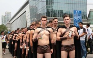 Cảnh sát Trung Quốc đè bẹp 'đạo quân 300 chiến binh Sparta' ngoại quốc