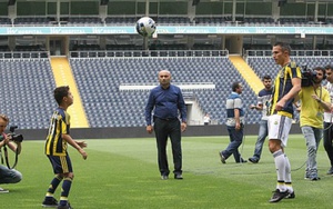 Con trai Van Persie theo chân bố 'đầu quân' cho Fenerbahce