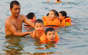 Hồ Linh Đàm trở thành... công viên nước, bất chấp nguy hiểm