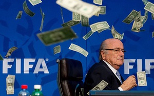 600 đô la TIỀN THẬT ném vào mặt Blatter được trả lại không thiếu một xu