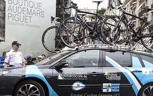 Cảnh sát nổ súng về phía 2 người muốn phá rối chặng cuối cùng Tour de France